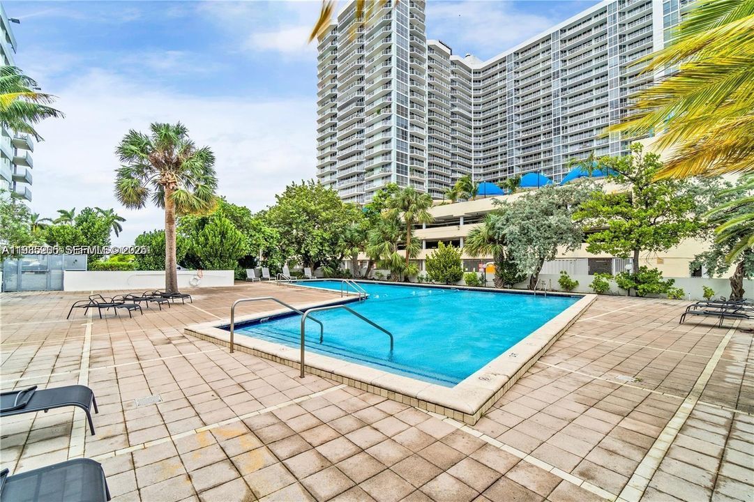 出租: $4,000 (3 贝兹, 2 浴室, 1302 平方英尺)