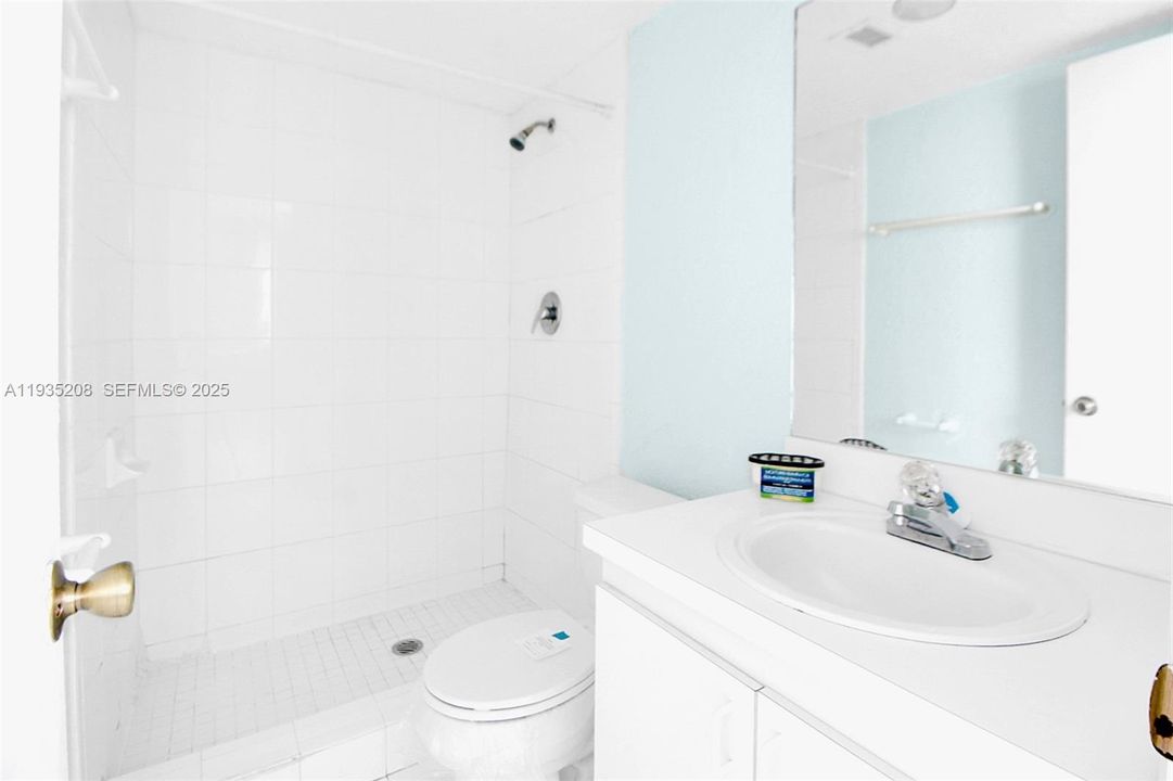 En Venta: $235,000 (2 camas, 2 baños, 870 Pies cuadrados)