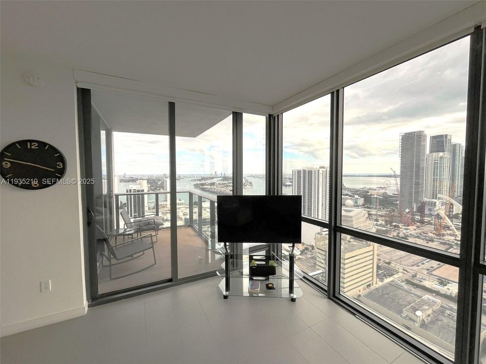 For Rent: $4,650 (2 beds, 2 baths, 1040 Square Feet)