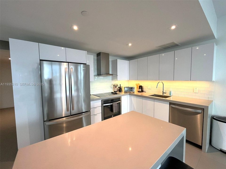 For Rent: $4,650 (2 beds, 2 baths, 1040 Square Feet)