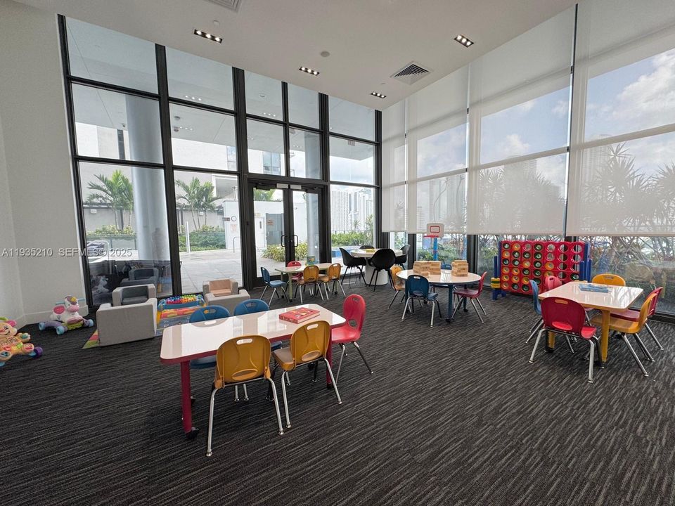 For Rent: $4,650 (2 beds, 2 baths, 1040 Square Feet)