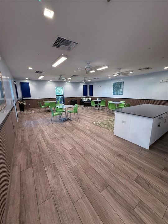 На продажу: $172,000 (2 спален, 2 ванн, 1100 Квадратных фут)