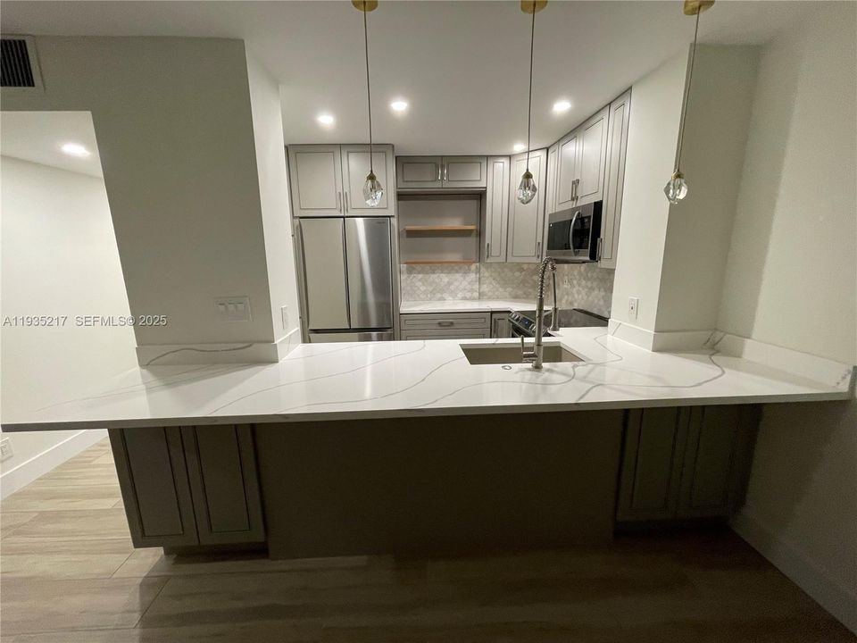 For Rent: $2,200 (2 beds, 2 baths, 1000 Square Feet)