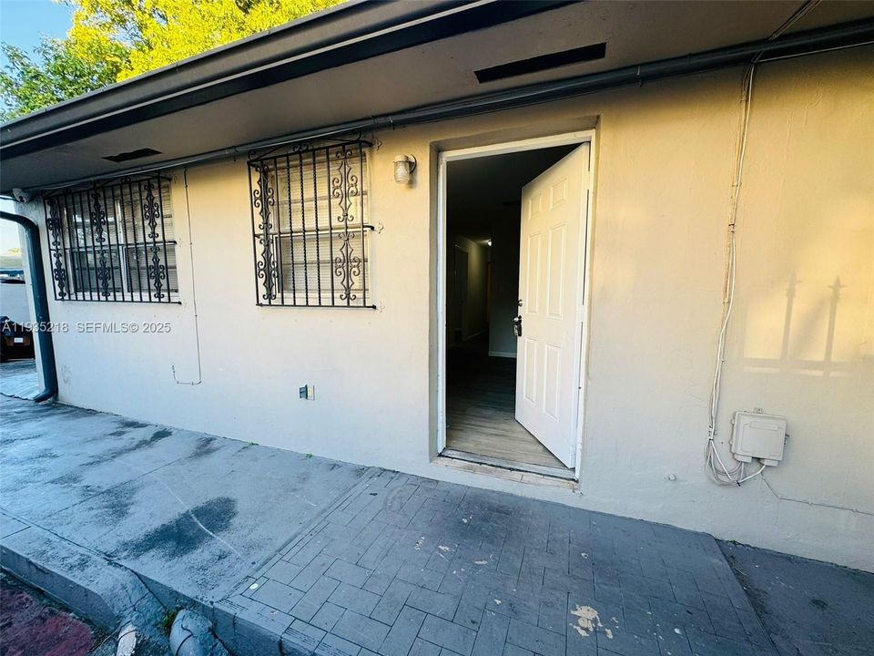 出租: $2,400 (2 贝兹, 2 浴室, 870 平方英尺)