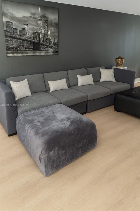 出租: $2,050 (1 贝兹, 1 浴室, 694 平方英尺)