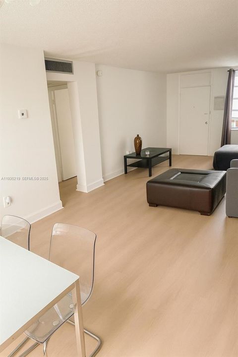 出租: $2,050 (1 贝兹, 1 浴室, 694 平方英尺)