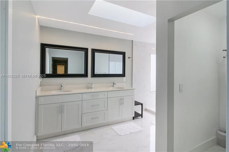 待售: $800,000 (5 贝兹, 3 浴室, 2610 平方英尺)