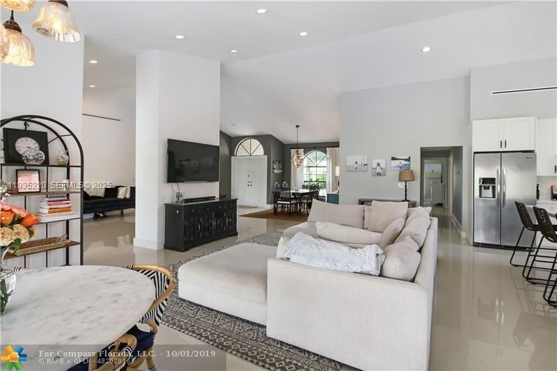 待售: $800,000 (5 贝兹, 3 浴室, 2610 平方英尺)