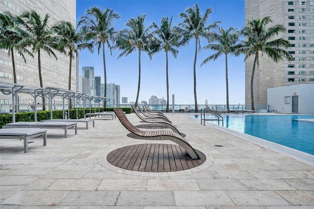 For Rent: $4,495 (2 beds, 2 baths, 1105 Square Feet)