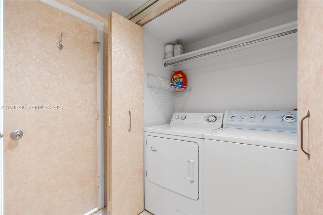 待售: $699,000 (3 贝兹, 2 浴室, 1900 平方英尺)