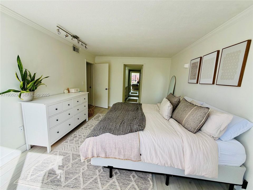 For Rent: $3,500 (2 beds, 2 baths, 1030 Square Feet)