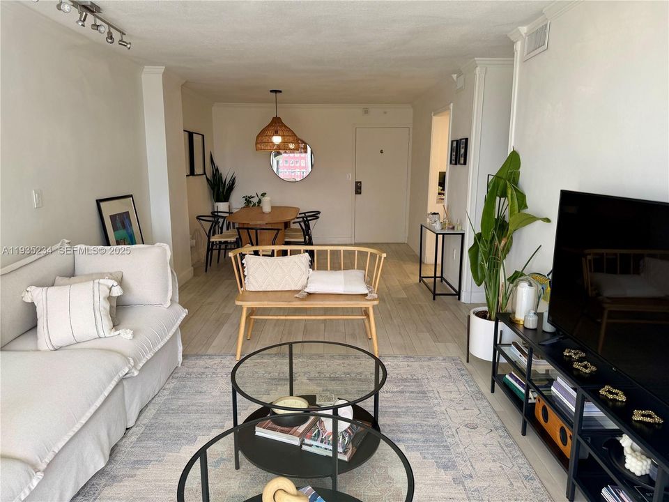 For Rent: $3,500 (2 beds, 2 baths, 1030 Square Feet)