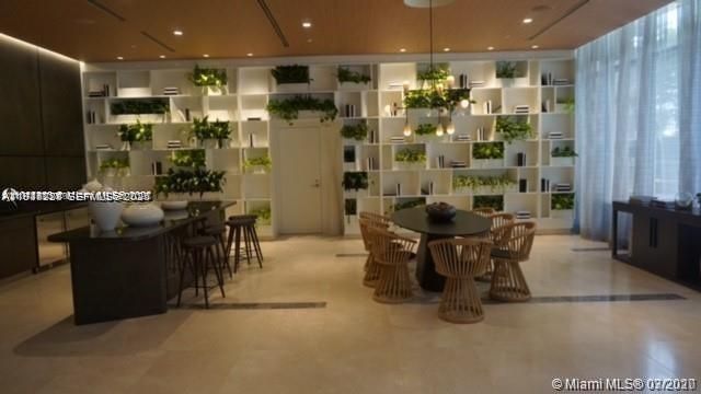 出租: $3,300 (1 贝兹, 1 浴室, 541 平方英尺)