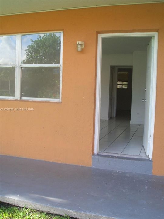 For Rent: $1,850 (2 beds, 1 baths, 765 Square Feet)