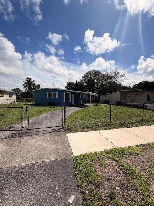 For Sale: $359,000 (3 beds, 1 baths, 920 Square Feet)