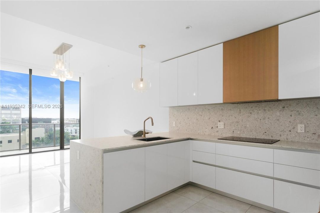 For Sale: $1,050,000 (1 beds, 1 baths, 582 Square Feet)