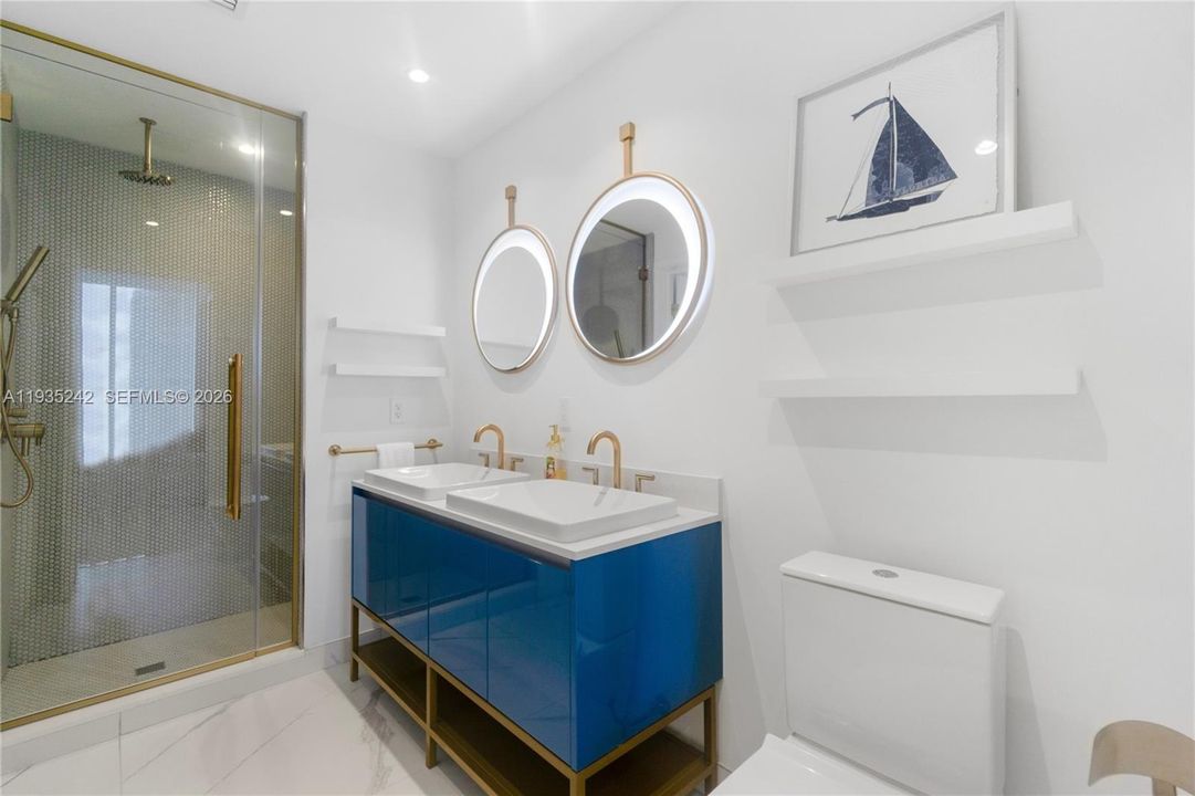 For Sale: $1,050,000 (1 beds, 1 baths, 582 Square Feet)