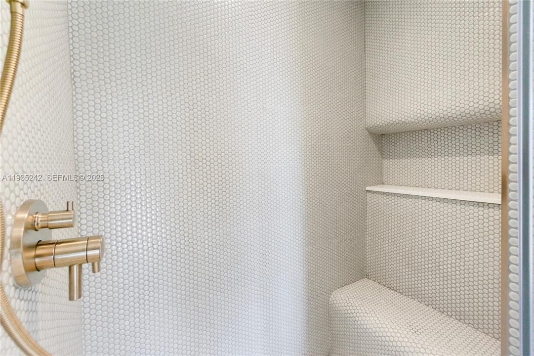 For Sale: $1,050,000 (1 beds, 1 baths, 582 Square Feet)