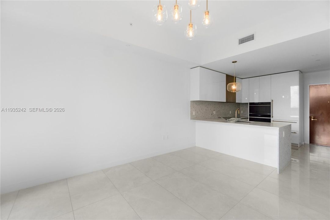 For Sale: $1,050,000 (1 beds, 1 baths, 582 Square Feet)
