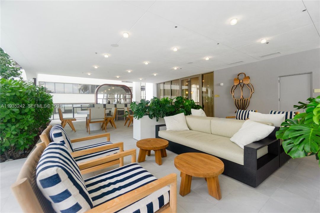 For Sale: $1,050,000 (1 beds, 1 baths, 582 Square Feet)