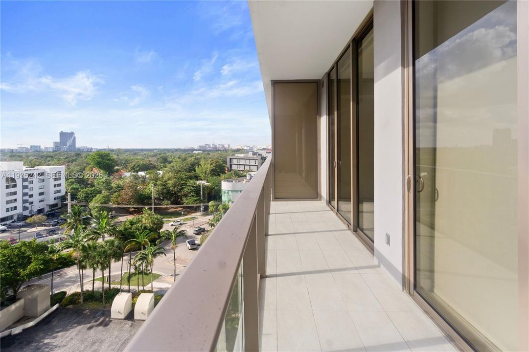 For Sale: $1,050,000 (1 beds, 1 baths, 582 Square Feet)