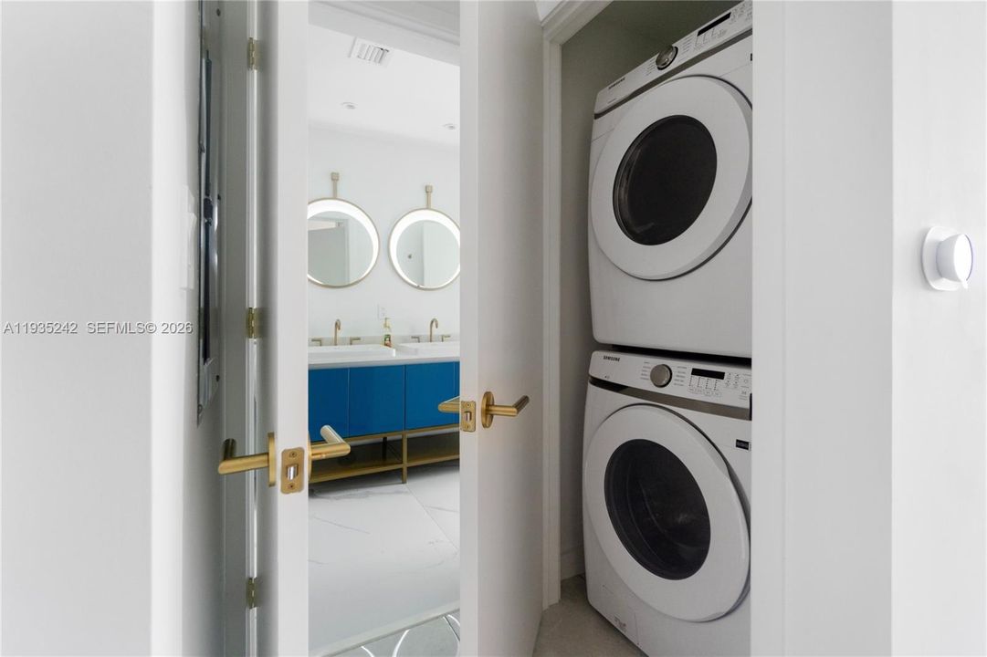 For Sale: $1,050,000 (1 beds, 1 baths, 582 Square Feet)