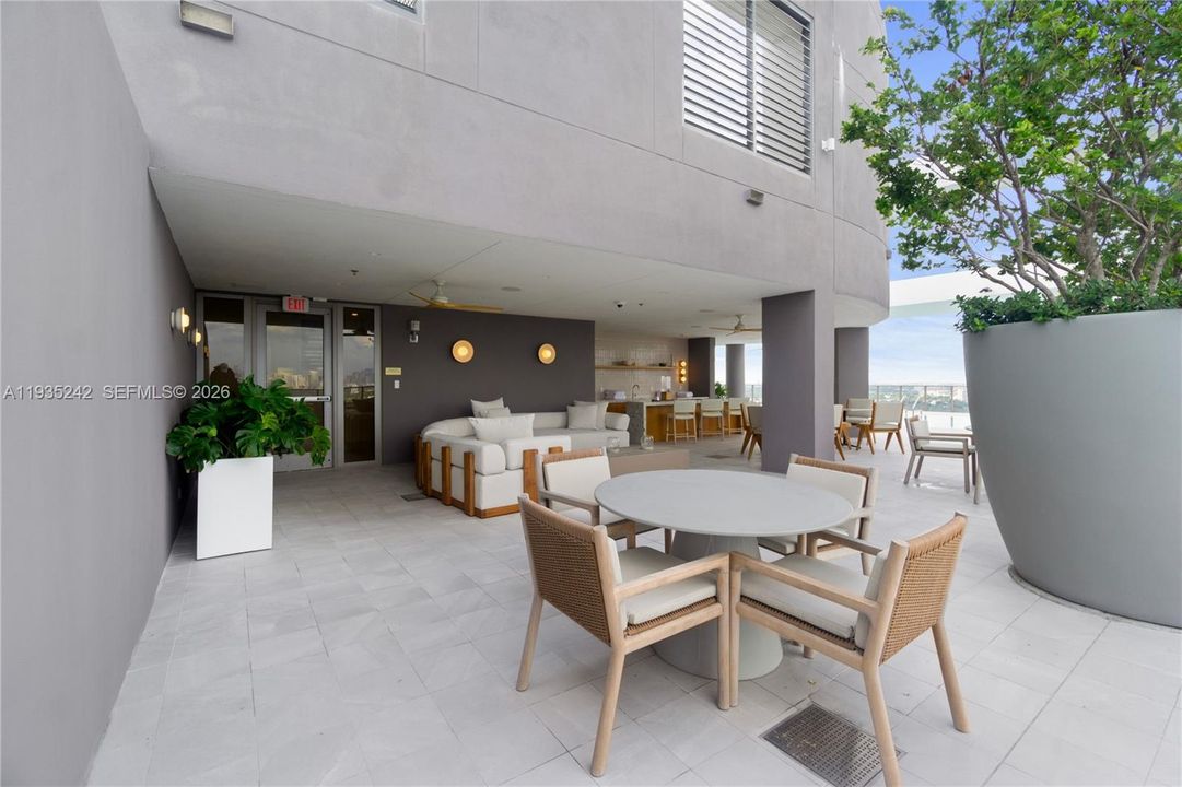 For Sale: $1,050,000 (1 beds, 1 baths, 582 Square Feet)