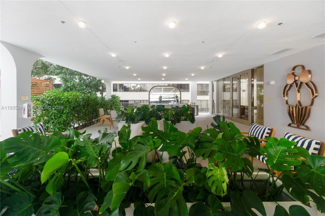 For Sale: $1,050,000 (1 beds, 1 baths, 582 Square Feet)