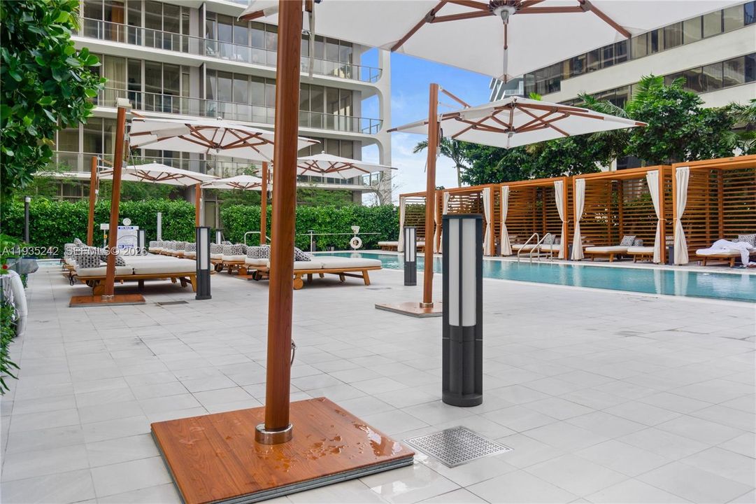 For Sale: $1,050,000 (1 beds, 1 baths, 582 Square Feet)