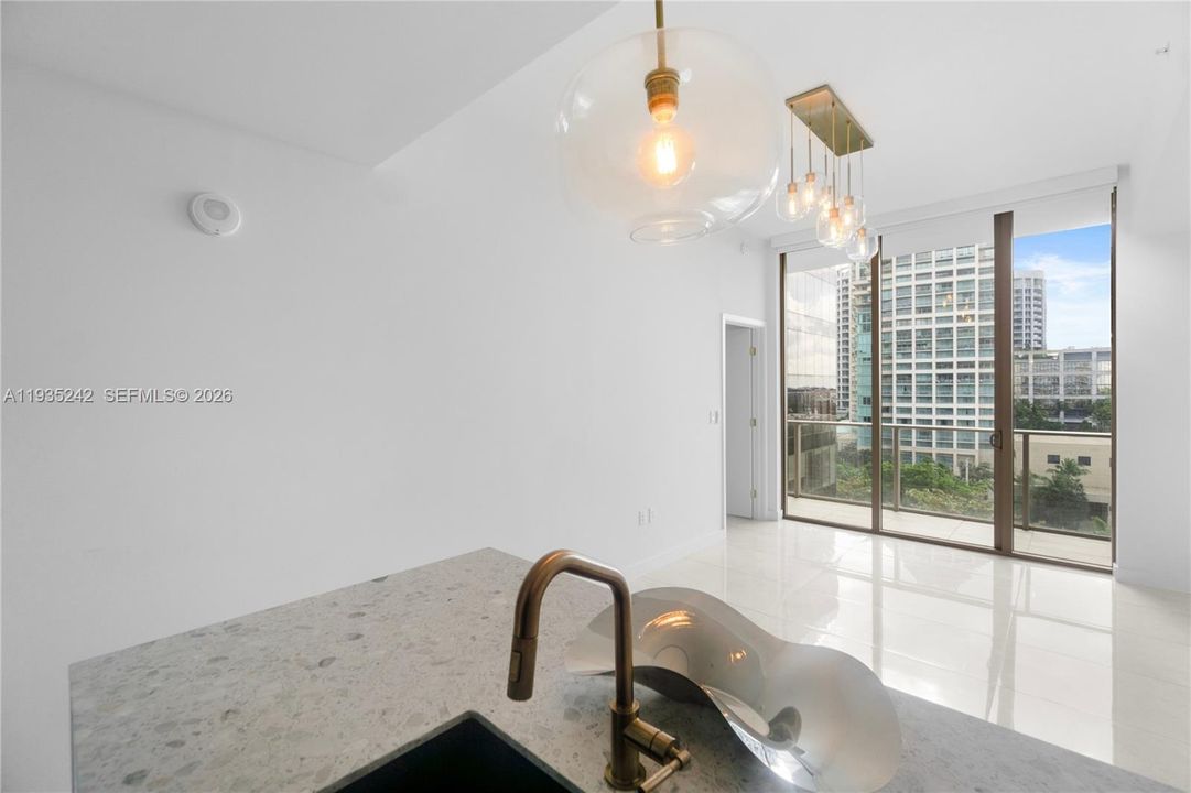 For Sale: $1,050,000 (1 beds, 1 baths, 582 Square Feet)