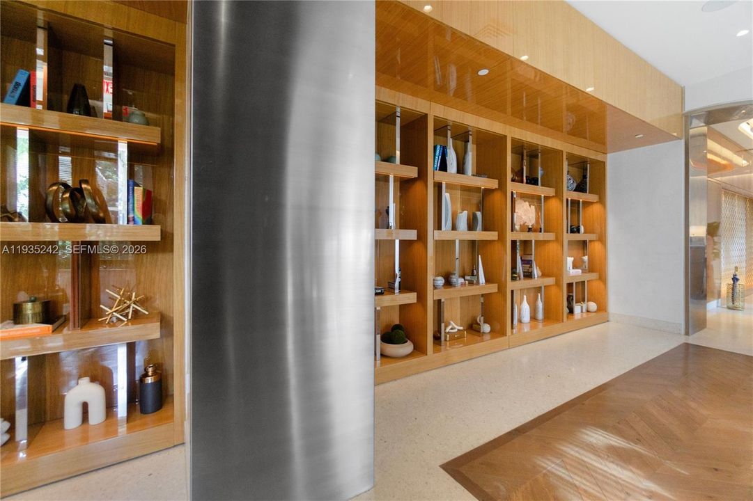 For Sale: $1,050,000 (1 beds, 1 baths, 582 Square Feet)