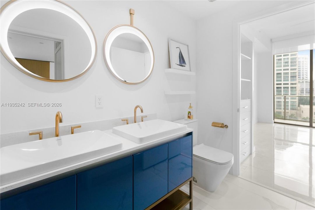 For Sale: $1,050,000 (1 beds, 1 baths, 582 Square Feet)