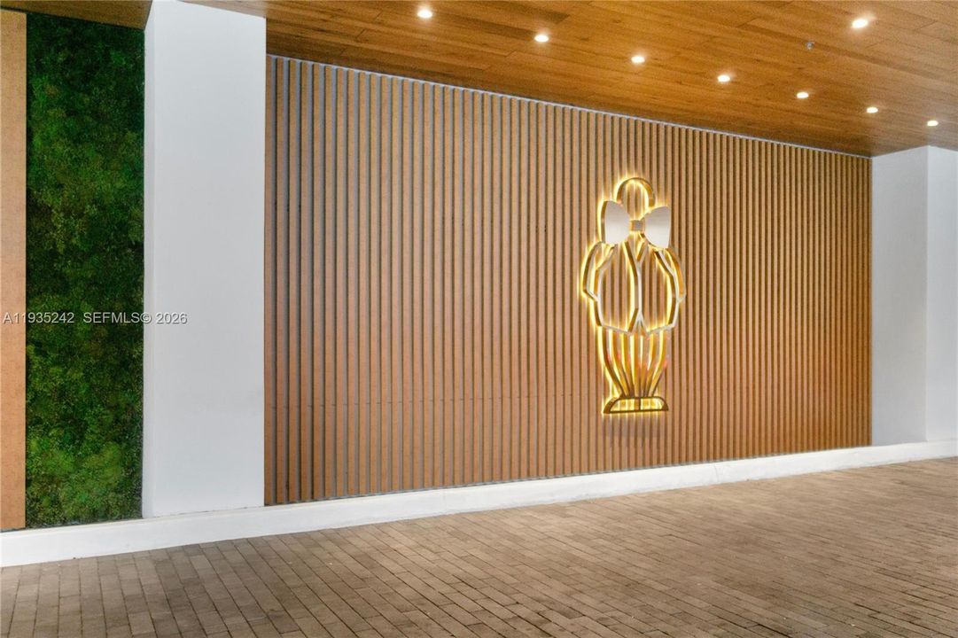 For Sale: $1,050,000 (1 beds, 1 baths, 582 Square Feet)