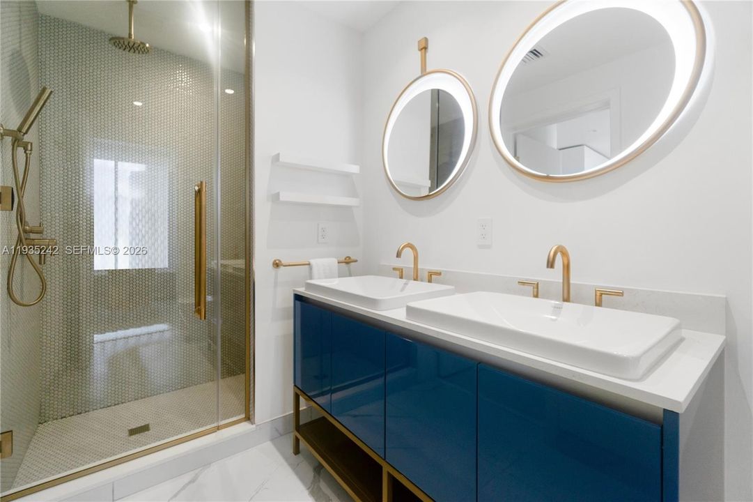 For Sale: $1,050,000 (1 beds, 1 baths, 582 Square Feet)