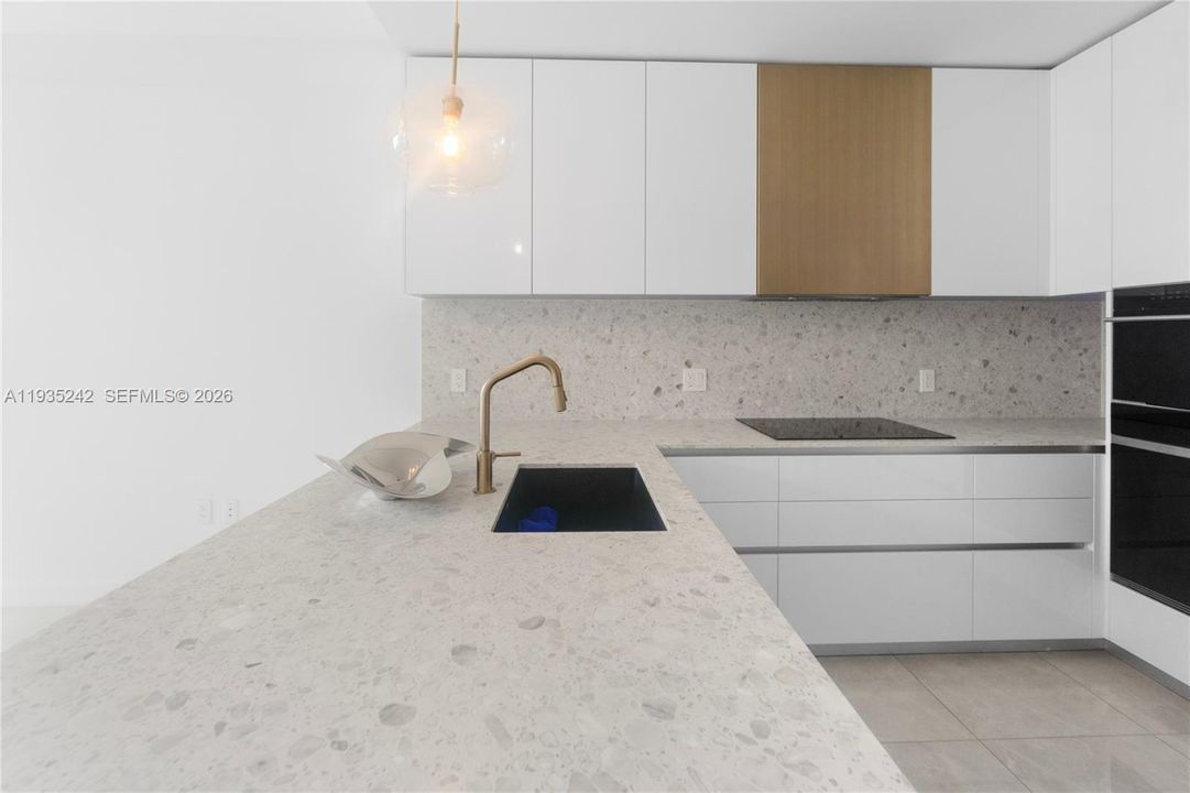 For Sale: $1,050,000 (1 beds, 1 baths, 582 Square Feet)