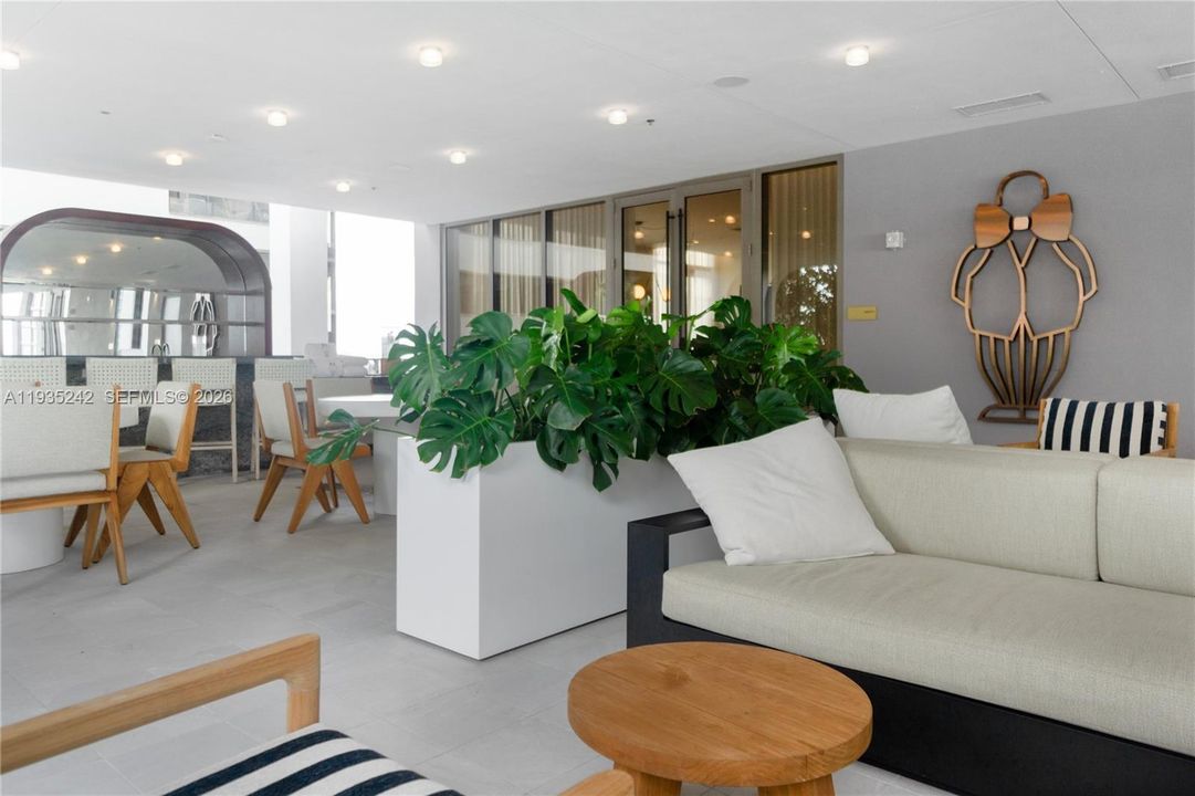 For Sale: $1,050,000 (1 beds, 1 baths, 582 Square Feet)