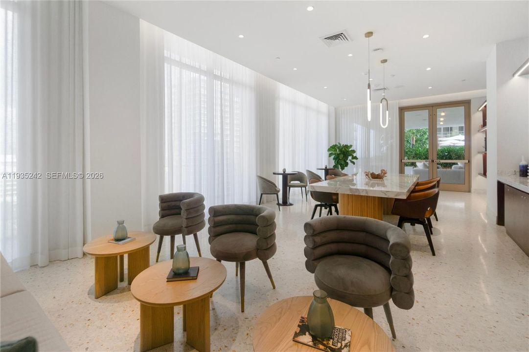 For Sale: $1,050,000 (1 beds, 1 baths, 582 Square Feet)