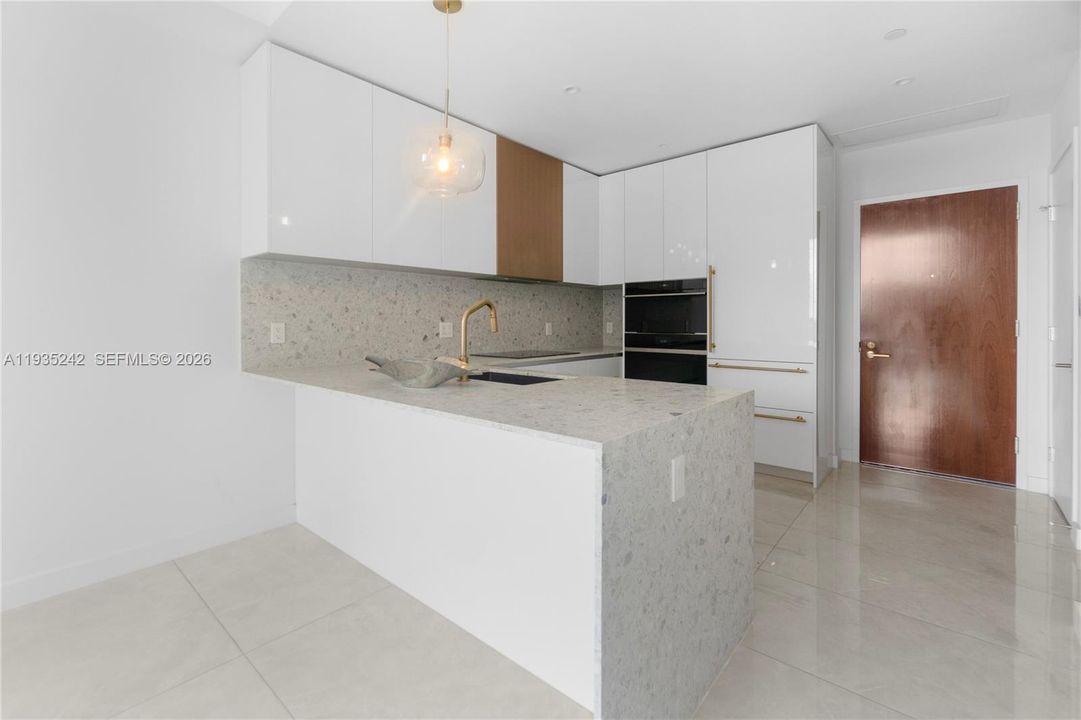 For Sale: $1,050,000 (1 beds, 1 baths, 582 Square Feet)