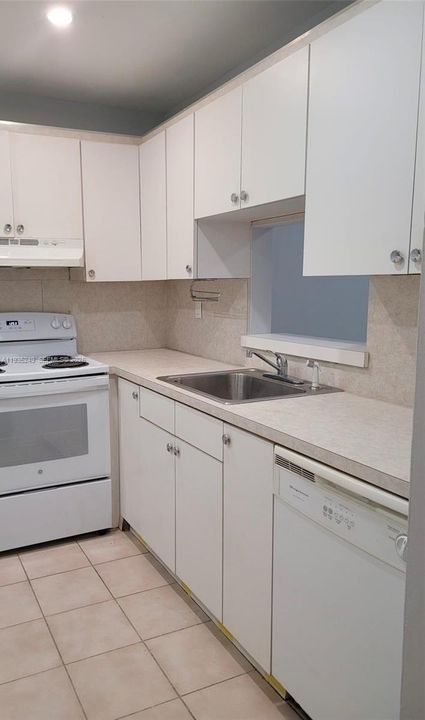 For Sale: $154,000 (1 beds, 1 baths, 816 Square Feet)