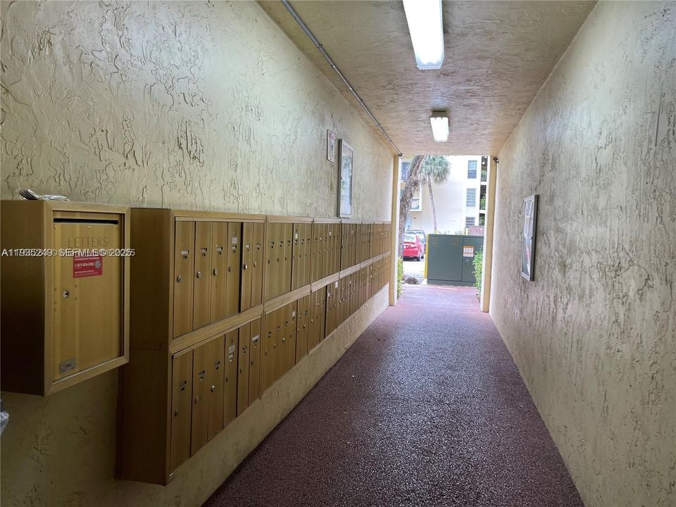 For Sale: $154,000 (1 beds, 1 baths, 816 Square Feet)