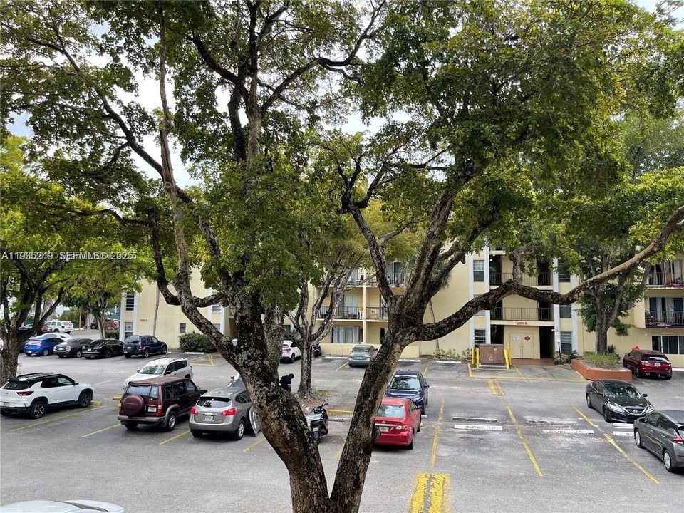 For Sale: $154,000 (1 beds, 1 baths, 816 Square Feet)