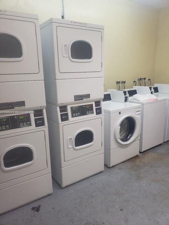 For Sale: $154,000 (1 beds, 1 baths, 816 Square Feet)