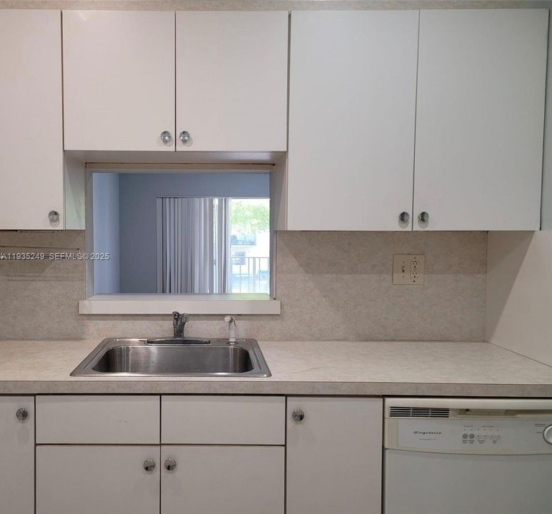 For Sale: $154,000 (1 beds, 1 baths, 816 Square Feet)