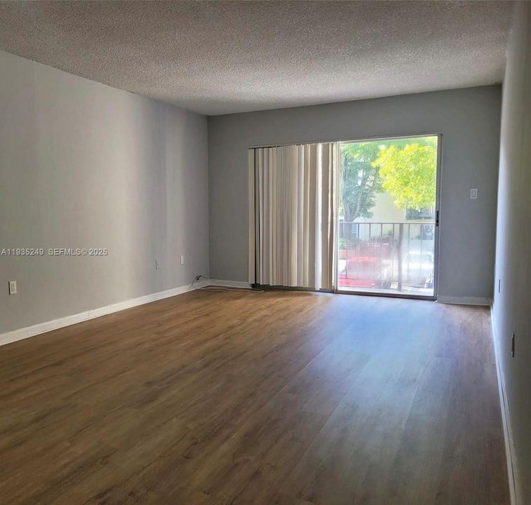 For Sale: $154,000 (1 beds, 1 baths, 816 Square Feet)