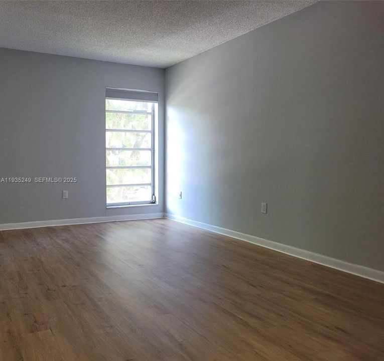 For Sale: $154,000 (1 beds, 1 baths, 816 Square Feet)