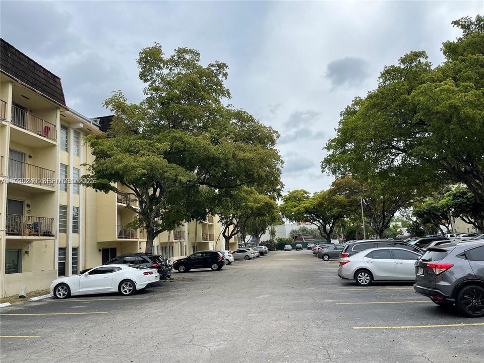 For Sale: $154,000 (1 beds, 1 baths, 816 Square Feet)