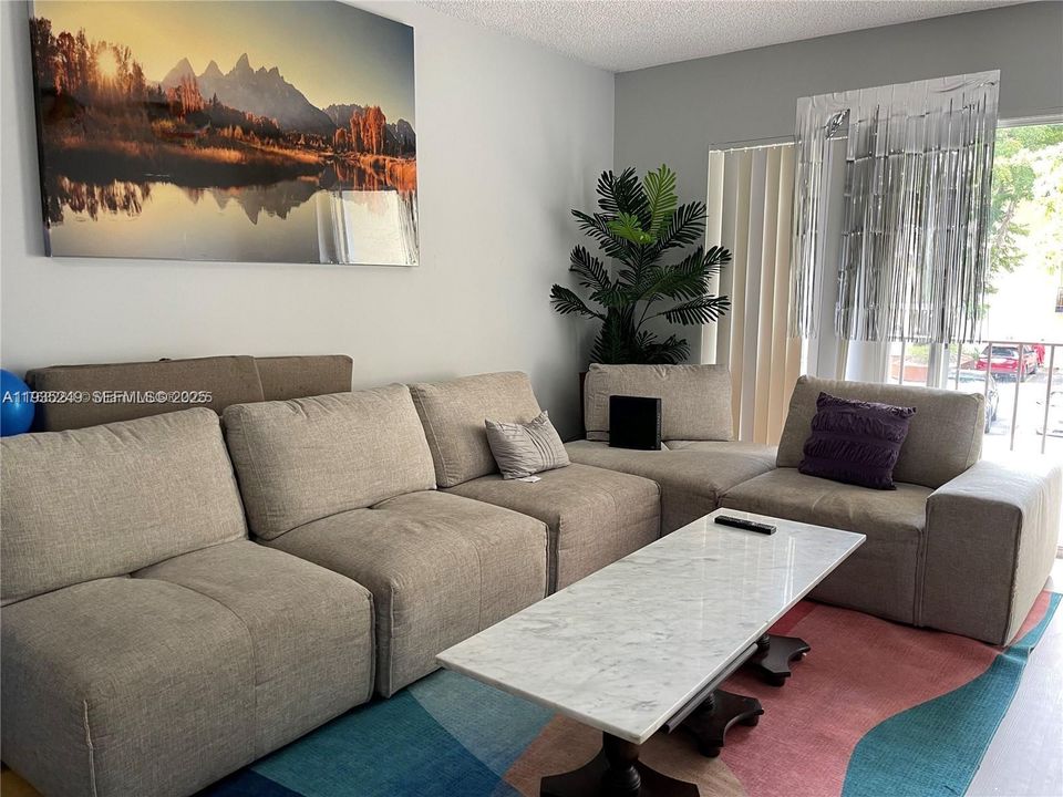 For Sale: $154,000 (1 beds, 1 baths, 816 Square Feet)