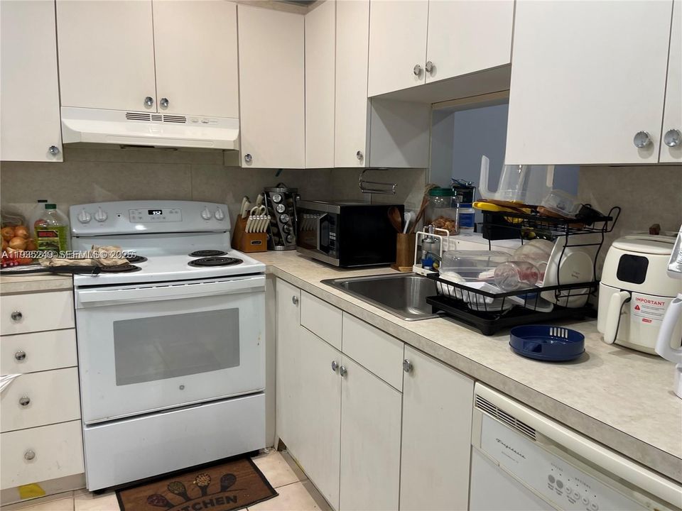 For Sale: $154,000 (1 beds, 1 baths, 816 Square Feet)