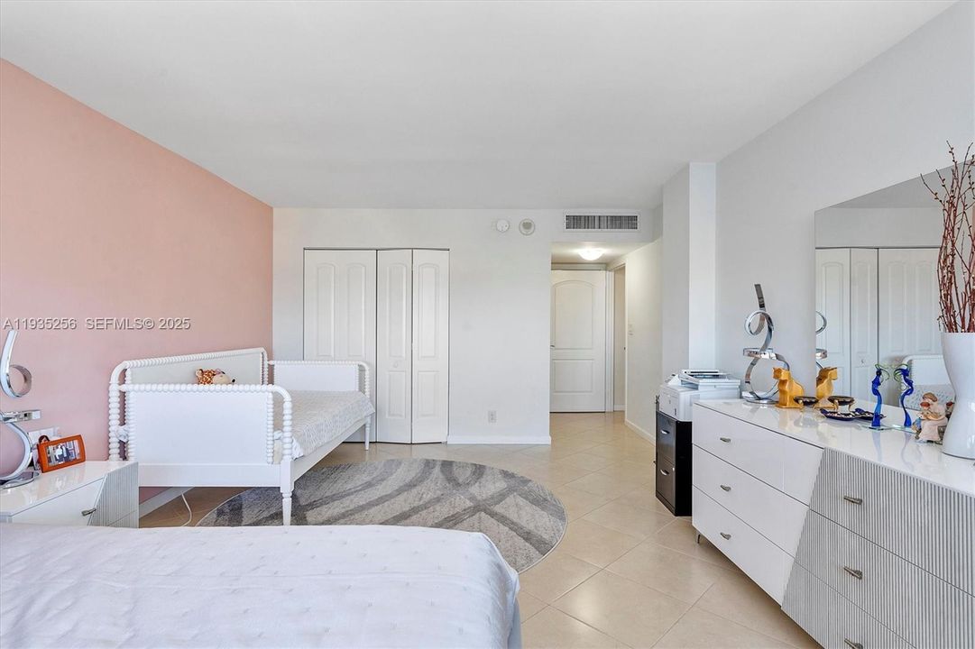 For Sale: $269,000 (1 beds, 1 baths, 982 Square Feet)