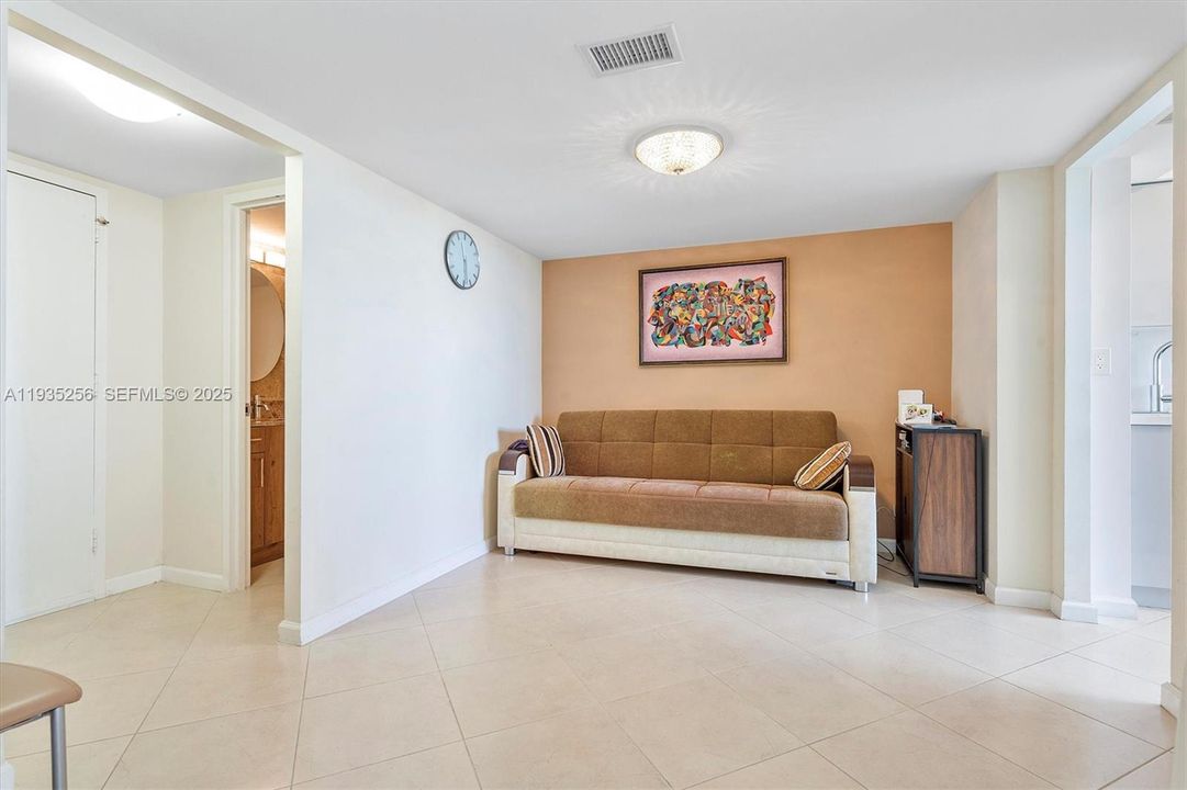 For Sale: $269,000 (1 beds, 1 baths, 982 Square Feet)